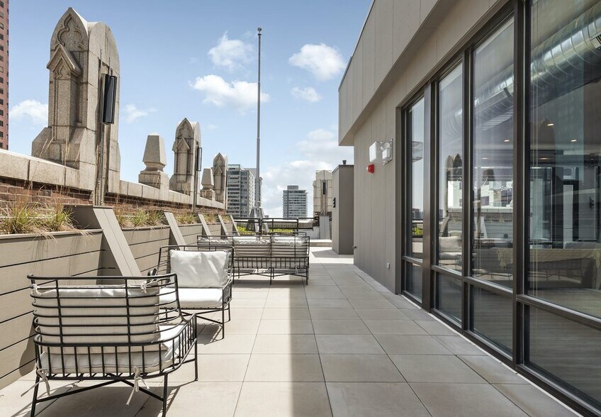 More Photos Of 330 S Wells St, Chicago Office For Lease