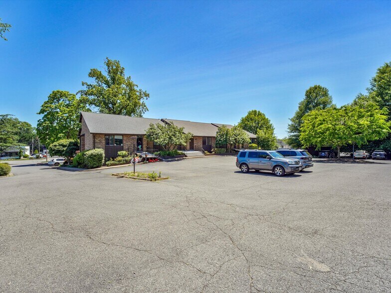 More Photos Of 311 Maple Ave W, Vienna Medical For Lease