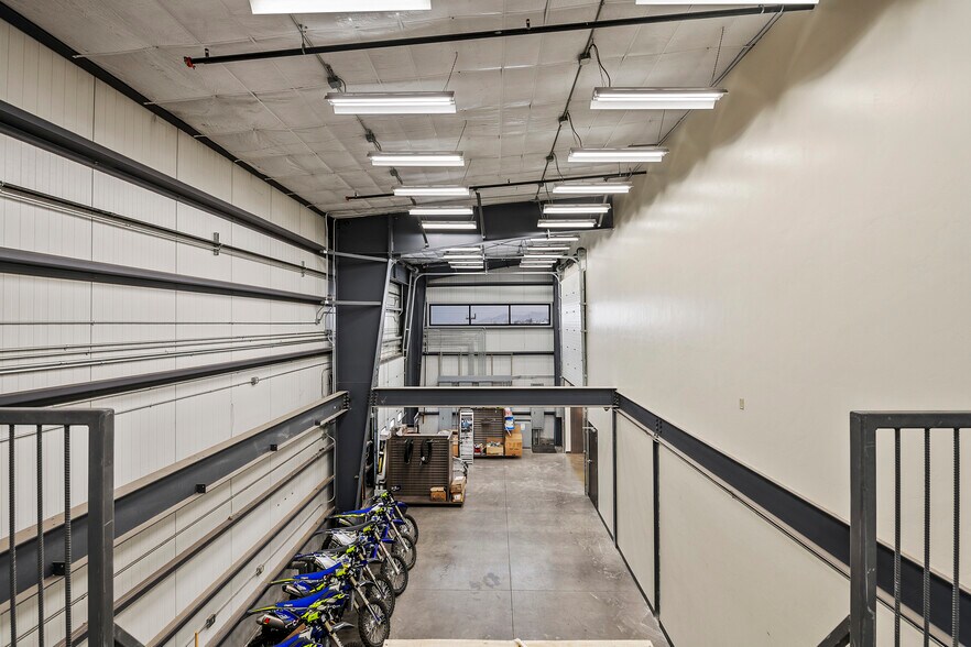 More Photos Of 371 Prospector Dr, Evanston Freestanding For Sale