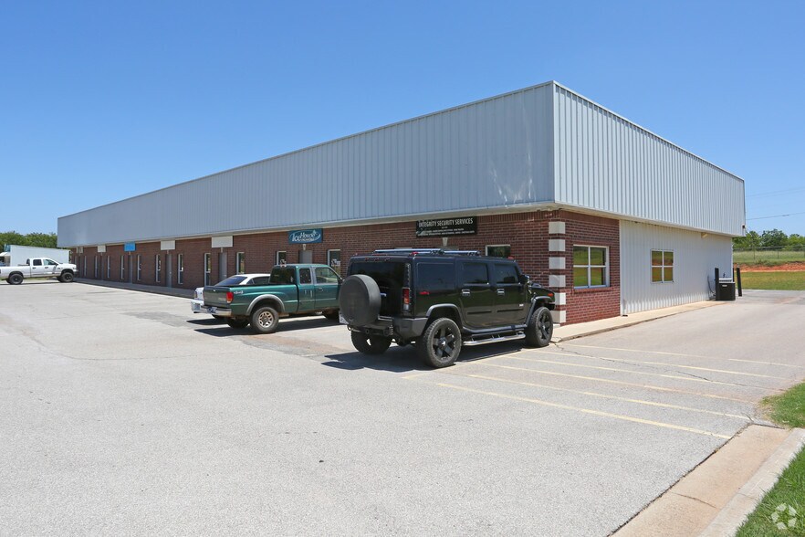 More Photos Of 2350 S Midwest Blvd, Oklahoma City Light Manufacturing For Lease