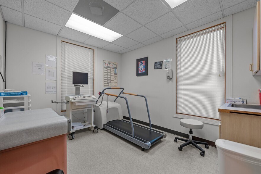 More Photos Of 2961 Crouse Ln, Burlington Medical For Lease