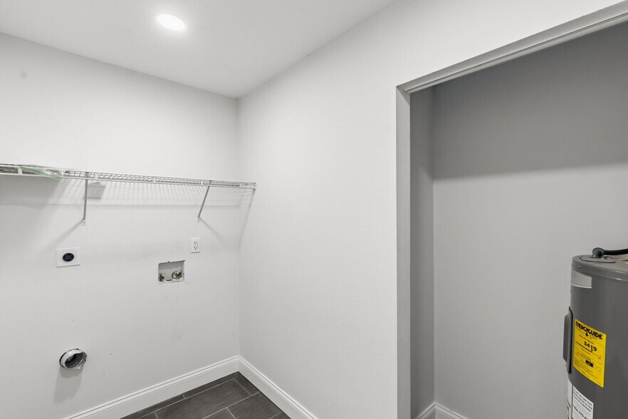 More Photos Of 2726 6th Ave W, Bradenton Serviced Offices For Sale
