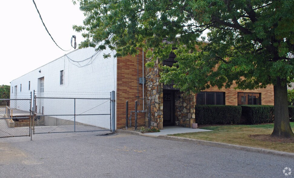 More Photos Of 25 Seabro Ave, Amityville Warehouse For Lease