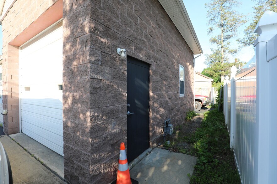 More Photos Of 337 Broadway, Kingston Freestanding For Sale