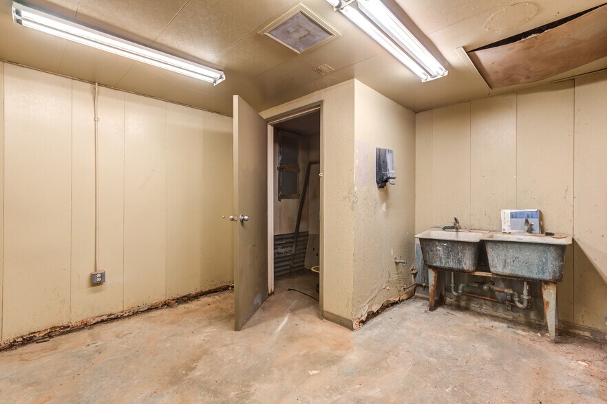 More Photos Of 3802-3806 Interstate 27, Lubbock Office For Sale