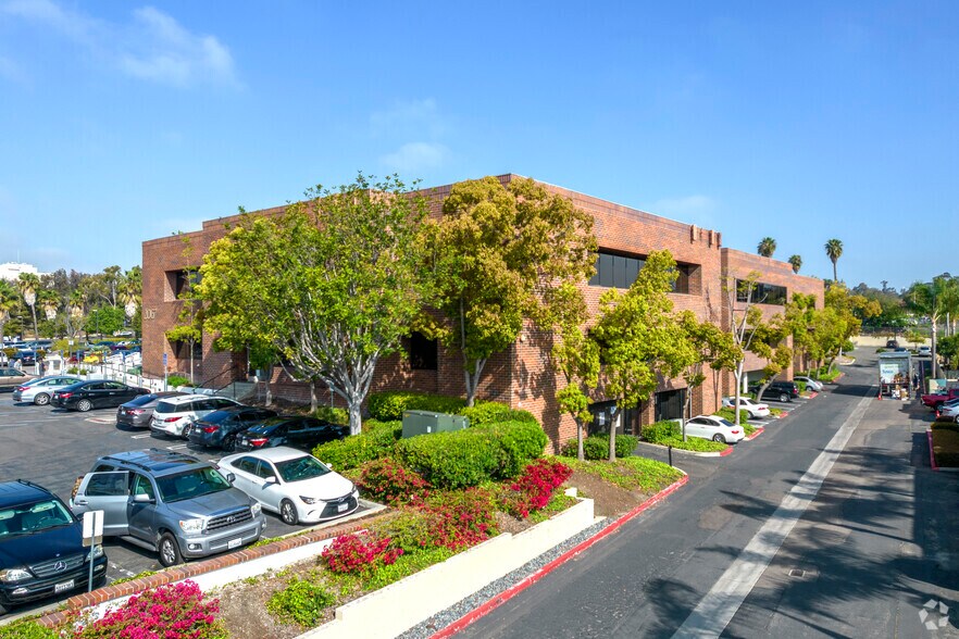 More Photos Of 2067 W Vista Way, Vista Medical For Lease