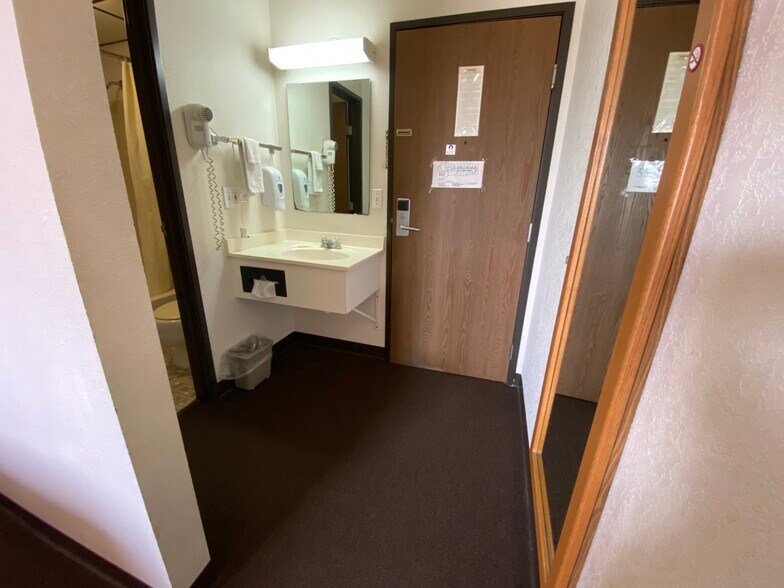 More Photos Of 821 Highway 75 N, Breckenridge Hotel For Sale