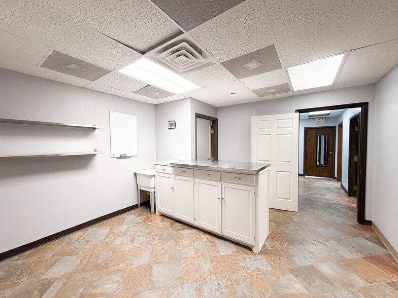 More Photos Of 3711 20th St, Lubbock Office For Sale