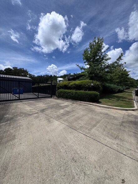 More Photos Of 2355 US Highway 78, Moody Flex For Lease