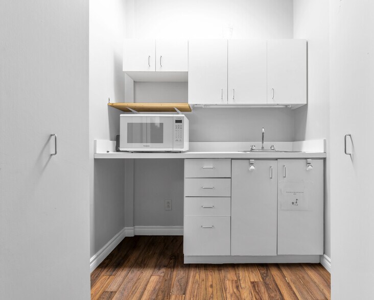 More Photos Of 4890-4898 Boul Taschereau, Longueuil General Retail For Sale