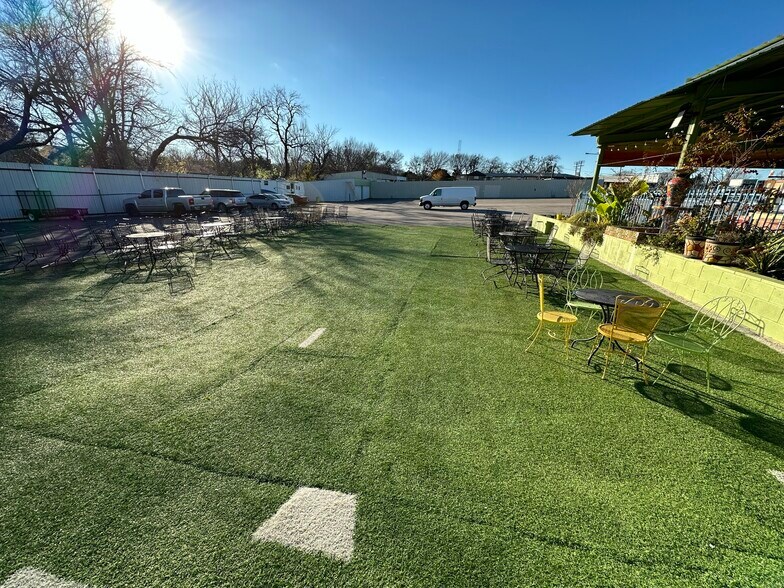 More Photos Of 3900 Davis St W, Dallas Flex For Sale