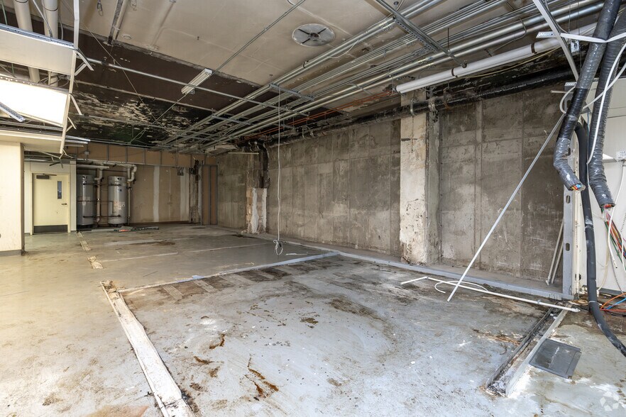 More Photos Of 700 Hennepin Ave, Minneapolis General Retail For Sale