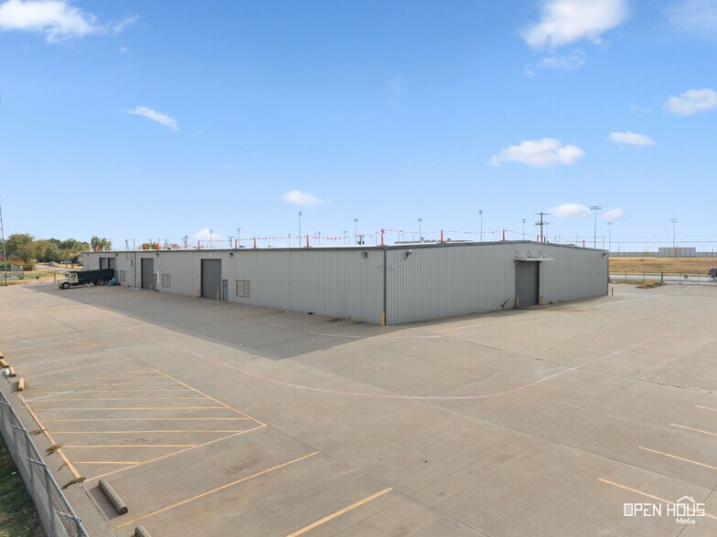 More Photos Of 2701 Southridge Dr, Wichita Falls Distribution For Lease