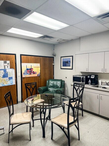 More Photos Of 4285 Shirley Dr, Atlanta Service For Sale