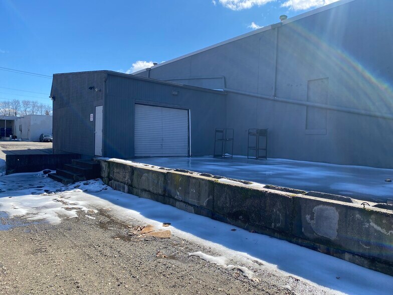 More Photos Of 31 Graystone St, Warwick Manufacturing For Lease