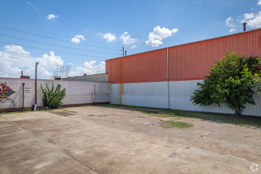 More Photos Of 815 Emancipation Ave, Houston Industrial For Sale