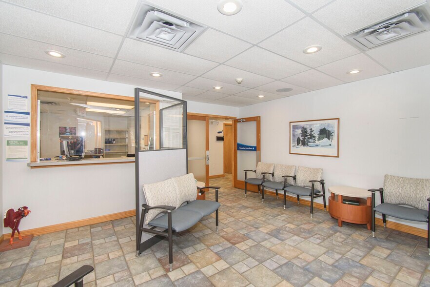 More Photos Of 1201 Elm St, Christiansburg Office For Sale