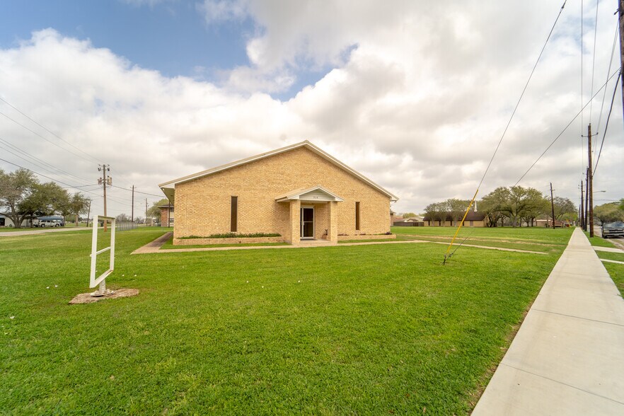 514 Dugger St, Edna, TX 77957 Religious Facility For Sale