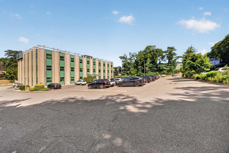 More Photos Of 755 New York Ave, Huntington Medical For Lease