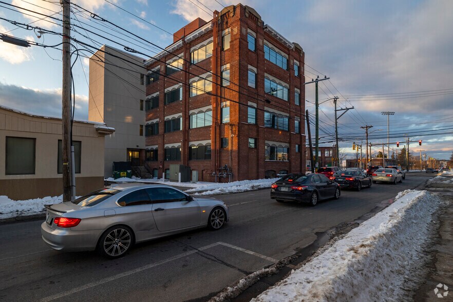 More Photos Of 228 Maple St, Manchester Office For Sale