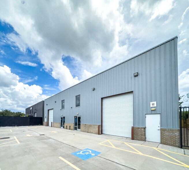 More Photos Of 9013 Pagewood Ln, Houston Warehouse For Sale