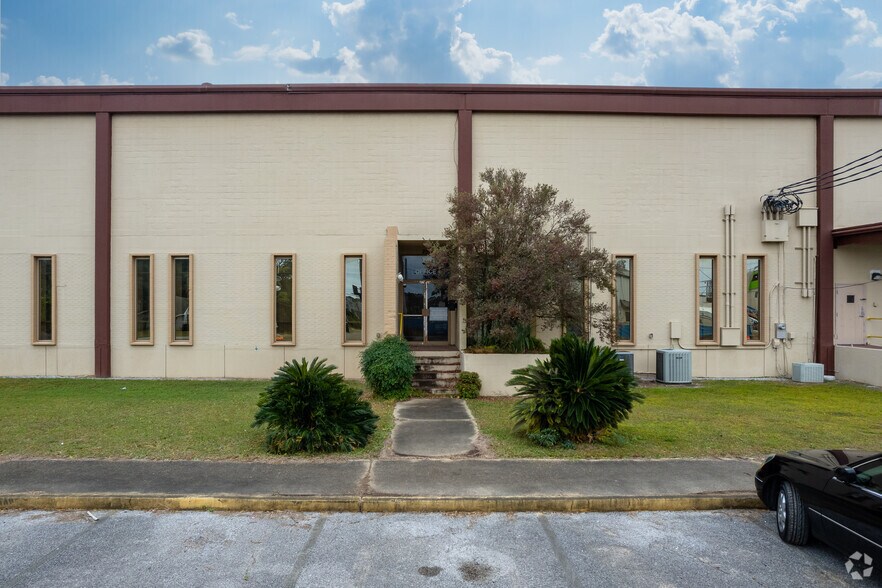 More Photos Of 257 Amber St, Pensacola Distribution For Lease