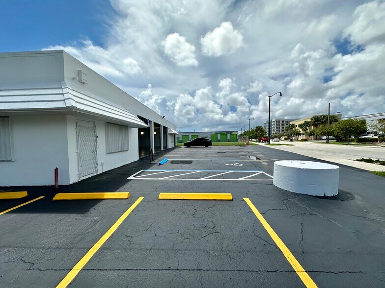 More Photos Of 960 S Dixie Hwy W, Pompano Beach Showroom For Lease
