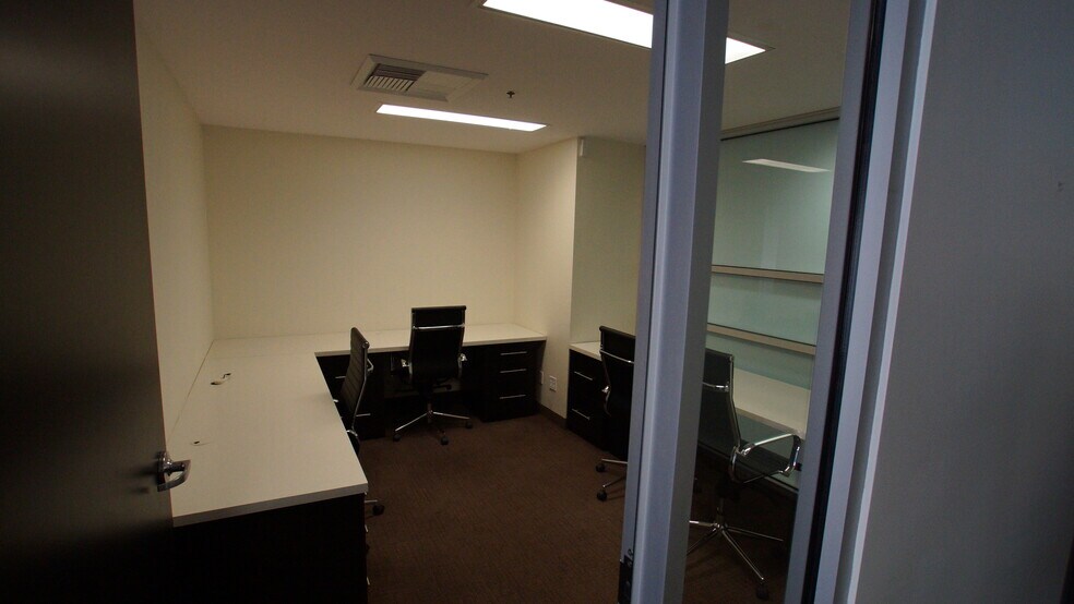 More Photos Of 500 S Palm Canyon Dr, Palm Springs Office For Lease