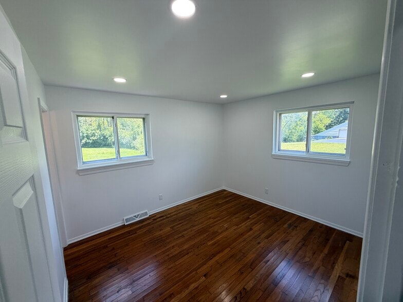 More Photos Of 911 Locust Dr, Richmond Flex For Sale