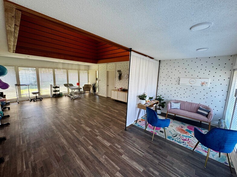 More Photos Of 9220 Foster St, Overland Park Loft Creative Space For Lease