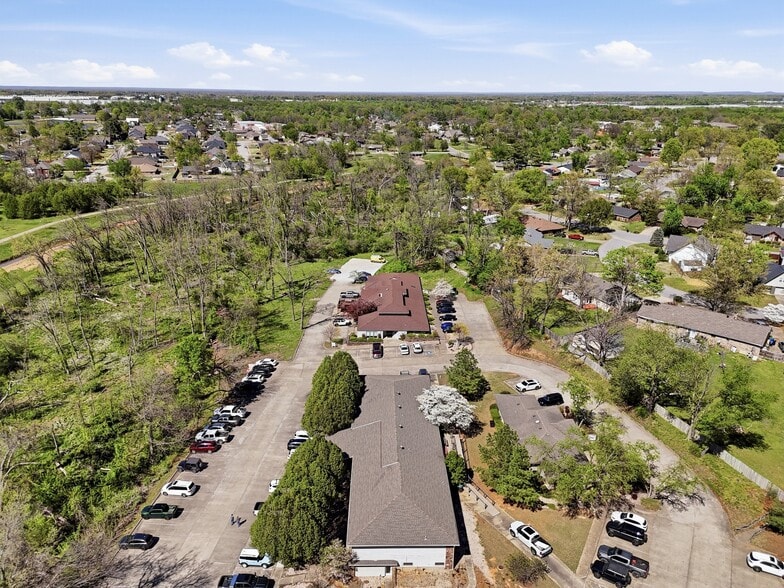 More Photos Of 6 Halsted Cir, Rogers Office For Lease