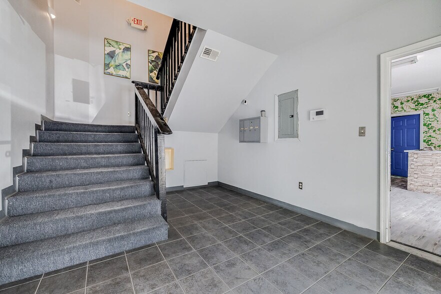 More Photos Of 302 W Victory Dr, Savannah Freestanding For Sale