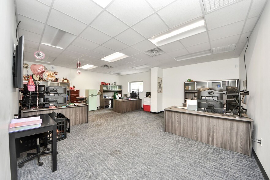 More Photos Of 10814 Woodedge Dr, Houston Warehouse For Sale