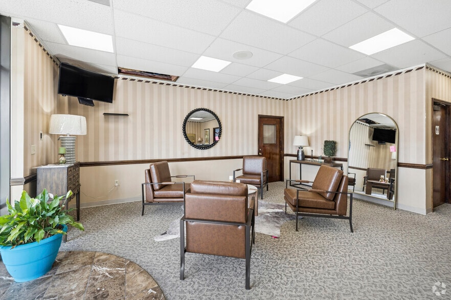 More Photos Of 1076 Sunset Blvd, West Columbia Showroom For Lease