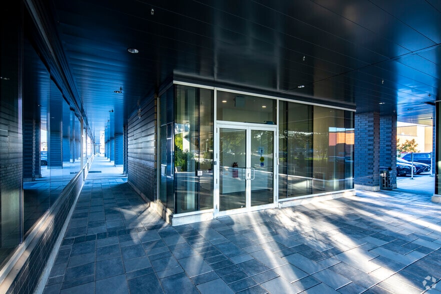 More Photos Of 418-438 Iroquois Shore Rd, Oakville Office For Lease