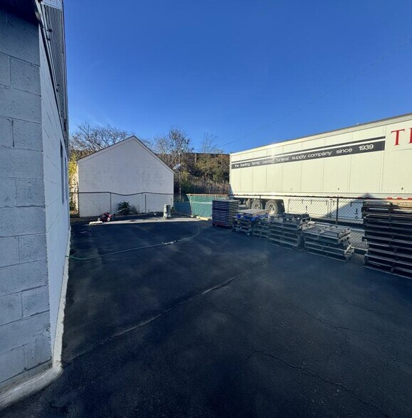 More Photos Of 13 Coral St, Edison Flex For Lease
