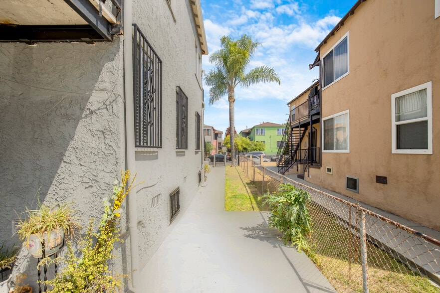 More Photos Of 1920 W 35th St, Los Angeles Multifamily For Sale