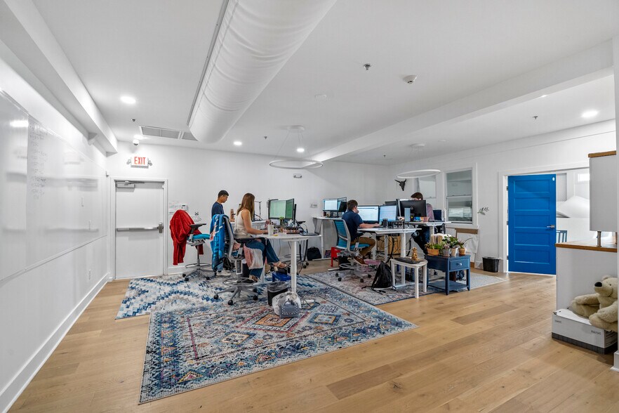 More Photos Of 816 Johnnie Dodds Blvd, Mount Pleasant Office For Lease