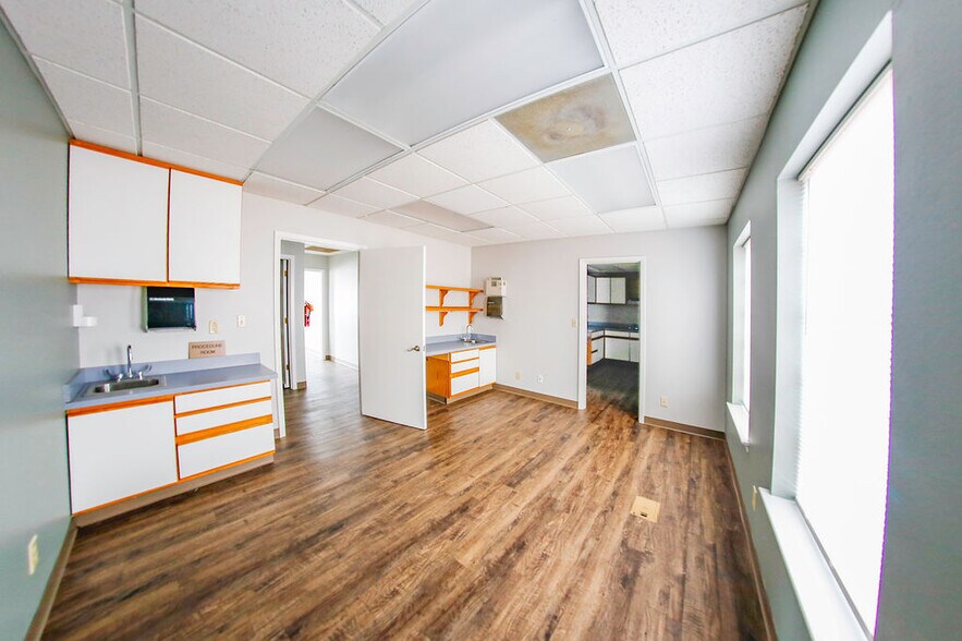 More Photos Of 4550 Lamar Ave, Paris Rehabilitation Center For Lease