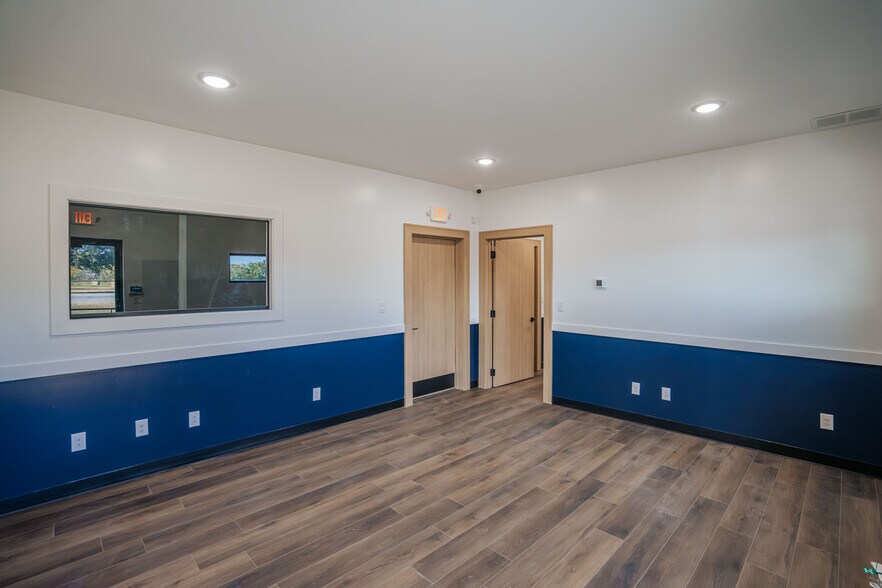 More Photos Of 2603 S Kaufman St, Ennis Industrial For Sale