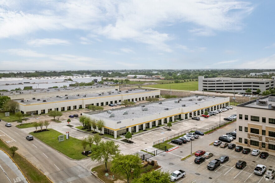 More Photos Of 10930 W Sam Houston Pky N, Houston Office For Lease