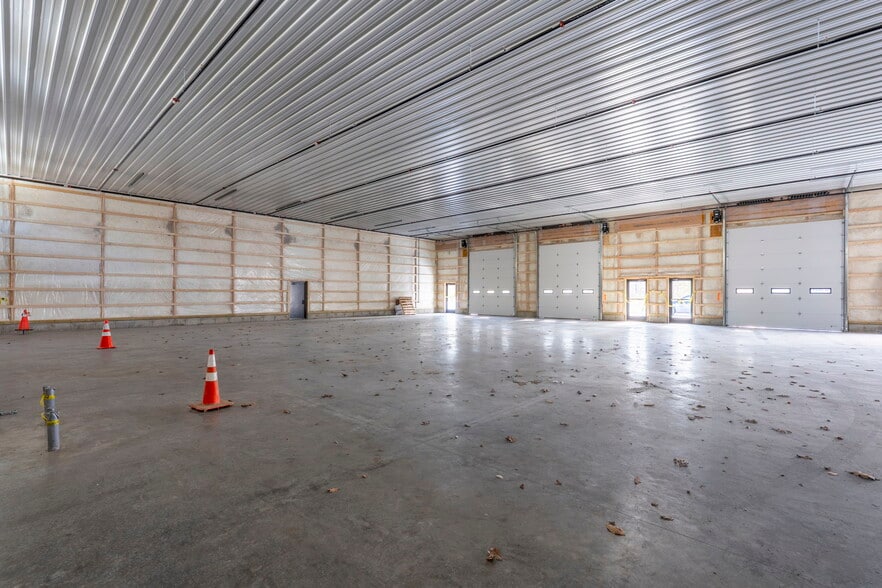 More Photos Of 32 London Ln, Seabrook Warehouse For Lease