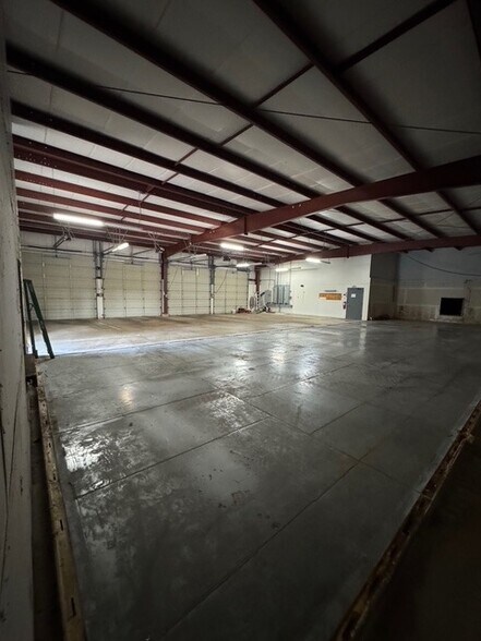 More Photos Of 9941 N Alpine Rd, Machesney Park Warehouse For Lease