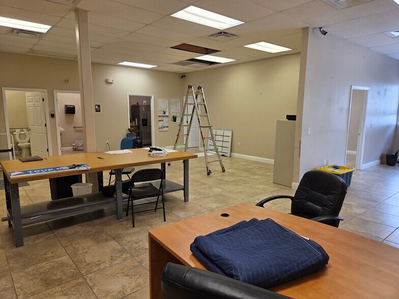 More Photos Of 6391 Corporate Park Cir, Fort Myers Light Distribution For Lease