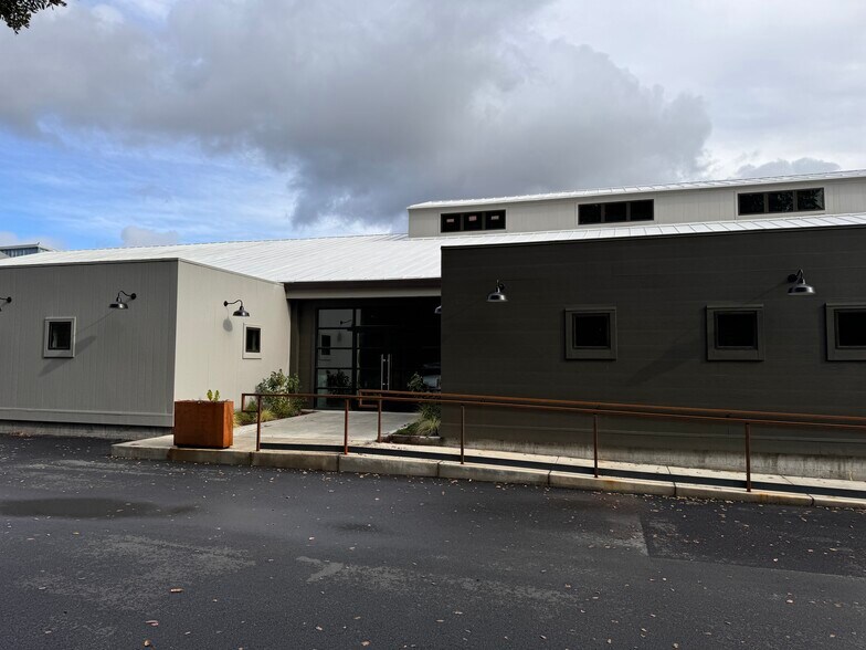 More Photos Of 55 W Grant St, Healdsburg Warehouse For Lease