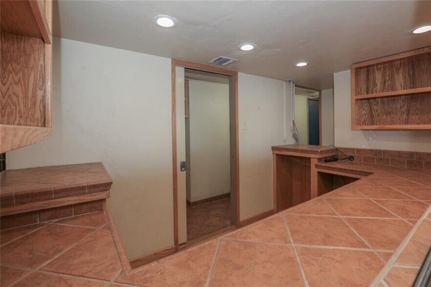 More Photos Of 500 Park Pl, Mustang Medical For Sale