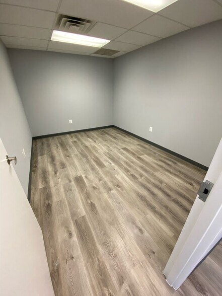 More Photos Of 14141 Robert Paris Ct, Chantilly Medical For Lease