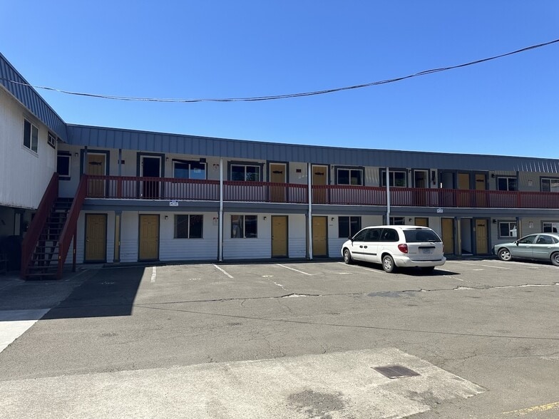 More Photos Of 126 Spruce St E, Ilwaco Hospitality For Sale