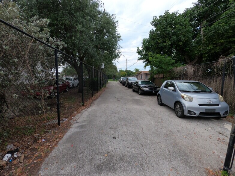 More Photos Of 7685 Pines Blvd, Pembroke Pines Showroom For Lease