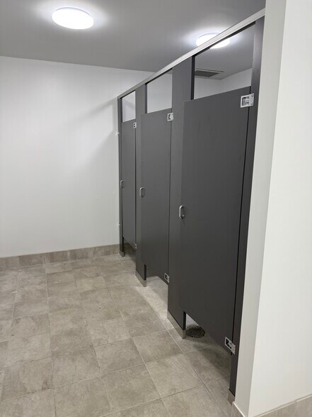 More Photos Of 5201 S West Shore Blvd, Tampa Warehouse For Lease